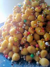 La tradizione napoletana vanta tante preparazioni tra cui spiccano quelle dolci come i mostaccioli, i biscotti all'amarena, le sfogliatelle ricce o le frolle frolle e. Struffoli Delizia Della Mia Tradizione Dolci Delizie Di Casa