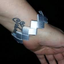 Ein lederarmband aus lederbändern flechten. Armbander Selber Machen Hand Im Gluck