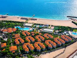 Alan üzerine kurulmuş olup toplam 393 oda + 7 villa'dan oluşmaktadır. Sah Inn Paradise Tatil Koyu Antalya Kumluca Gezinomi