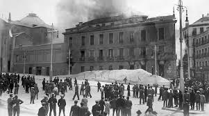Numerosas Personas Observan El Incendio Del Convento De San Francisco De Borja Situado Entre La Ca Fotos Antiguas Madrid San Francisco De Borja Fotos Antiguas