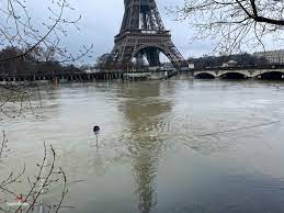 Décrue à paris, la normandie menacée. Inondations La Seine Deborde A Paris Les Voitures