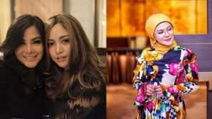 Awalnya dia hidup berkecukupan tapi setelah perceraian, rachel menjadi penopang hidup ibu dan keluarganya. Kumpulan Artikel Ayah Dan Ibu Rachel Vennya Bercerai