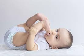 Kebanyakan bayi pada usia 5 bulan sudah bisa tidur sepanjang malam. Berat Badan Bayi 4 Bulan Yang Normal Dan Perkembangannya Alodokter