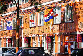 Peiling vlaggen hangen voor het raam, oranje slingers gaan van huis tot huis. Fotoserie Zo Had Den Haag Eruit Gezien Als Het Ek Voetbal Wel Door Was Gegaan Indebuurt Den Haag