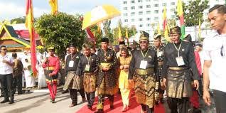 Menteri dalam negeri, datuk seri hamzah zainuddin berkata, perkara itu sedang diperhalusi jabatan berkenaan sebelum sebarang tindakan diambil. Datuk Seri Setia Amanah Dan Datuk Setia Timbalan Amanah Haluan Riau