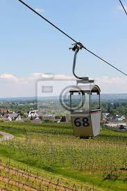 Svævebanen forbinder rüdesheim med det store monument niederwalddenkmal, som ligger højt over rüdesheim. Seilbahn Rudesheim Wandsticker Standseilbahn Strass Zufall Myloview De