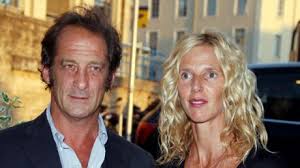 A 16 year old girl, bored with her own age group, becomes involved with an older man at a theatre she passes. Sandrine Kiberlain Evoque Son Douloureux Divorce Avec Vincent Lindon Voici