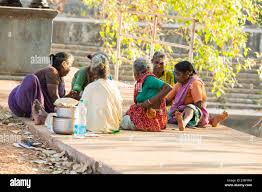 Documentary editorial image. Pondicherry, Tamil Nadu, India - April 24  2014. Very poor families people in the street, talking. Poverty Stock Photo  - Alamy