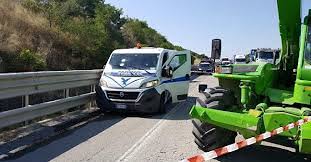 Assalto armato a un furgone portavalori a cerignola. Cerignola Assalto A Portavalori Sulla A16 Trovati Autogru E Trattore Rubati Stato Quotidiano
