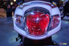 Sekarang sudah ada 2 generasi honda scoopy dan yang terbaru telah diluncurkan pada tahun 2017 dengan membawa berbagai perubahan pada sektor kaki kaki headlamp. Ahm Resmi Rilis All New Honda Scoopy 12 Inchi 17 8 Juta Rupiah Otr Jakarta Tmcblog Com