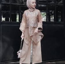 Baju kondangan simple | kondangan adalah sebuah acara yang biasanya merangkap dengan pesta, sehingga baju kondangan identik dengan baju pesta. Inspirasi Populer 22 Model Baju Brokat Celana