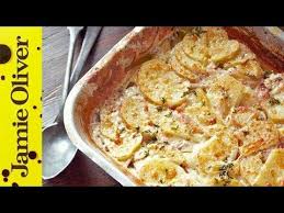 A Rakott Krumplival Nem Sok Bajunk Lehet Van Aki Nem Szereti Na Ugye De Ha Ezt Meg Megtoldjuk Jamie Oliverr Potatoes Dauphinoise Jamie Oliver Recipes Food