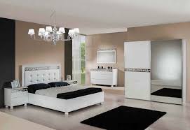 Questo design della stanza più appartata, progettato per avere pace, è inaspettato e al tempo stesso logico. Camera Da Letto Bianca Proposte Da Sogno Dalle Tonalita Candide Con Accenti Di Colore Archzine It