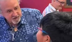 Taxistas bloquean bulevar Aguacaliente; temen ser retirados