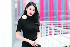 Khoảng hai tháng sau, nhạc sĩ nguyễn ngọc thiện trong một lần ghé chơi, đã để ý đến tiếng hát của cô nên mời cô thu băng một số nhạc phẩm của mình, cùng lúc giới thiệu cô với nhạc sĩ lý được. Ca SÄ© Thuá»· Tien Pho Diá»…n Váº» Ä'áº¹p Khac Biá»‡t