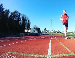 Under løpet kommer nanna til levere grafiske tolkninger, fordreninger og historier basert på simen sin sinnstilsand og omgivelser. Simen Holvik Lop 50 Miles Pa 5 40 40 Pa Sola Stadion Kondis Norsk Organisasjon For Kondisjonsidrett