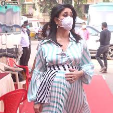 Voompla First Look At Kareena S Baby Bump Ise Kehte Hai Pregnancy Glow Heavily Pregnant Kareena Kapoor Spotted At A Studio Malaika Arora Adah Sharma With Her Mum Kiara Advani Tusshar Your #1 source for everything kareena! first look at kareena s baby bump ise kehte hai pregnancy glow heavily pregnant kareena kapoor spotted at a studio malaika arora adah sharma with her mum kiara advani tusshar kapoor