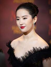 Crystal liu, sinh ngày 25 tháng 8 năm 1987) là một nữ diễn viên người mỹ gốc trung quốc được biết đến nhiều nhất với vai diễn tiểu long nữ trong phim truyền hình thần điêu đại hiệp năm 2006. LÆ°u Diá»‡c Phi Ä'áº¿n London Ra Máº¯t Phim Vnexpress Giáº£i Tri