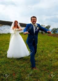 Weitere ideen zu witzige besten bilder, videos und sprüche und es kommen täglich neue lustige facebook bilder auf debeste.de. Braut Ihren Brautigam Zu Ihr Mit Einem Seil Ziehen Lustige Hochzeit Konzept Lizenzfreie Fotos Bilder Und Stock Fotografie Image 50045056