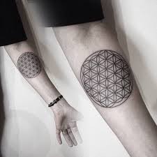 Dotwork tattoo on man right shoulder and chest. Flower Of Life Tattoo Entdecken Sie Die Schonheit Und Die Bedeutung Mit Diesen 30 Ideen Beste Tattoo Ideen Flower Of Life Tattoo Tattoos For Guys Forearm Flower Tattoo
