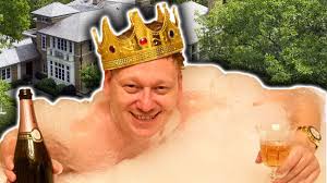 Die unglaubliche geschichte hinter knossi und seinem erfolg. Knossi Kai Pflaume Besucht Streamer Zu Hause So Wohnt Der Konig Von Twitch Streaming