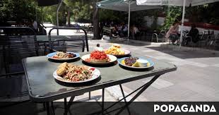 Βομβαρδισμένο τοπίο η νέα σμύρνη μετά τα άγρια επεισόδια. To Oyzeri Ths De3amenhs Einai Panta To Mpalkoni Toy Kolwnakioy
