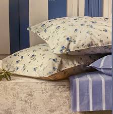 Completo lenzuola della linea bassetti time 1 piazza e mezza in cotone stampato motivo onde con doppia federa a sacco colori disponibili variante 1 misure sopra 180 x 280 sotto con angoli 125 x 200 federe 50 x 80 (2pz). Completo Lenzuola Copriletto Lorette 8394 1 Piazza E Mezza Con Sotto Teso Azzurro Bossi Biancheria Per La Casa