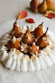 Pavlova Poire Amandes Et Caramel Beurre Sale Aime Mange Recette Pavlova Recette Pavlova Desserts Aux Fruits