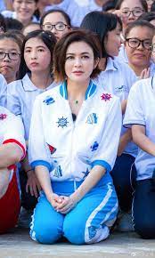 國巨董事長 陳泰銘：前妻只有1個 更新時間： 2018/08/10 05:00 【財經中心╱台北報導】被動元件大廠國巨（2327）前天參加凱基證券主辦的法說會，法人關心的焦點除了產業與公司營運前景外，也關注日前發生的「前妻賣股」一事，陳泰銘自爆「前妻只有一人、就是小孩的媽媽，她要賣股時我有給建議。 åœ‹å·¨å‚³è'£åº§ å‰å¦» è³£è‚¡1 2è¬å¼µå¥—ç¾é€¾116å„„ å¨›æ¨‚æ˜Ÿèž ä¸‰ç«‹æ–°èžç¶²setn Com