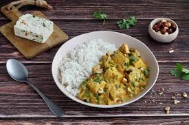 Servite con, a piacere, un altro cucchiaio di salsa di soia. Curry Di Tofu Con Verdure E Latte Di Cocco