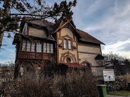 Budka suflera / pi¥ty bieg. Dom Pod Psem I Kotem Czyli Tam Gdzie Jeszcze Duch Sie Telepie Budka Suflera Jest Taki Samotny Dom Zdjecie Fotoblog Koronkiwspomnien Flog Pl