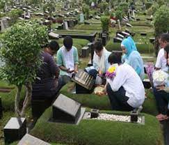 Makam keramat pangeran pabelan berada dikomplek swalayan,yang yang dahulu sebelum 1997 penulis sendiri merasa kesulitan saat mau ziarah ke makam beliau. Erek Erek Ziarah 2d 3d 4d Menurut Buku Mimpi Erek Erek
