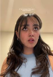 Ñera Con Fleco Y Ceja Rosa