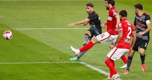 Éverton (benfica) right footed shot from the left side of the box is saved in. T88kiezpomimtm