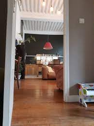 le plafond a la francaise blanc mat contraste parfaitement avec le parquet pitchpin d origine largement present en 2021 plafond a la francaise appartement parquet teck