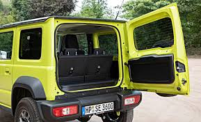 Der erhöhte mitteltunnel schränkt die nützlichkeit des schmalen mittelsitzes ein. Suzuki Jimny So Gut Wie Nie Zuvor Autogazette De