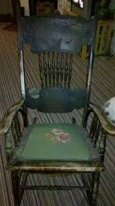 Old Rocking Chair Pretty Beat Up But Seems Solid Deco Appartement Deco Appartement
