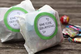 Wieder ist ein jahr vergangen und der ehemals kleine sprössling zählt nun schon mehrere lenze. Diy Kindergeburtstag Mitgebseltuten Basteln Inkl 38 Ideen Fur Die Fullung Lavendelblog