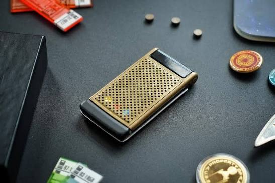 While 1996's Motorola StarTAC gave Star Trek fans a taste of the flip-top communicators they'd been craving since the 60s, it wouldn't be until 2009 that the mobile phone industry finally gave