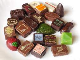 Voor zijn winkels in brugge en antwerpen maakt hij zowel traditionele pralines als pralines met verrassende smaakcombinaties waarin zijn creativiteit geen grenzen kent. The Chocolate Line Gathering Happiness