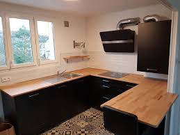 Amenagement De Cuisine Sur Mesure Avec Plans De Travail En Hetre Massif Nature De Labou Amenagement De La Cuisine Meubles De Cuisine Noirs Decoration Militaire