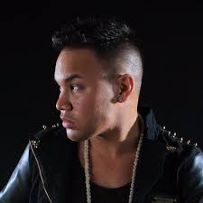 hook ruf doch die bull'n und meld mich ich glaub die nachbarn kacken grad ab ruf die feuerwehr, ich glaub, das dach brennt hammer, kenneth, du hast's wieder geschafft mann, also ruf doch die bull'n und meld mich hier kommt dein alptraum und du wirst nicht wach kenneth ist allein zu haus. Kay One Kenneth Allein Zu Haus Lyrics And Tracklist Genius