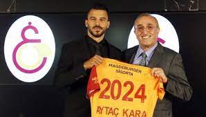 Evkur yeni malatyaspor'un orta saha oyuncuları aytaç kara ile azubuike okechukwu, hafta sonu deplasmanda. Dkf2kwsjbfyd4m