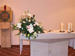 Doch das beinhaltet weit mehr als nur den brautstrauß! Hochzeit Altarschmuck Kirche Happy Day Berlin Jpg Happy Day Brautmoden Berlin