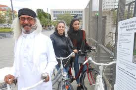 Resul Benli Geht 24 Stunden In Bielefeld Auf Mahntour Fur Mehr Sicherheit Ganz In Weiss Auf Einem Damenrad Bielefeld Westfalen Blatt
