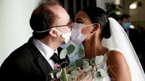 Bruttino, piccolino, compìto ed educato ma con la mosca al naso, dottore non in medicina, come richiesto, ma in scienze politiche, uno che rigorosamente non sa un accidente di niente di salute pubblica. Nuovo Dpcm Come Fare Per Nozze E Feste Di Laurea Dopo La Stretta