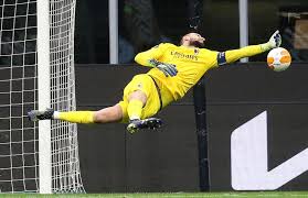 Он играет на позиции вратарь. Barcelona Emerge As Favourites To Sign Milan Goalkeeper Gianluigi Donnarumma Football Espana