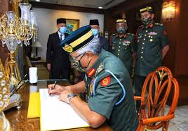 Duli yang maha mulia sultan terengganu al wathiqu billah tuanku sultan mizan zainal abidin ibni almarhum sultan mah terengganu royal fashion royal crown jewels. Tentera Darat Malaysia Sembah Mengadap Panglima Tentera Darat Ke Hadapan Kebawah Duli Yang Maha Mulia Sultan Terengganu