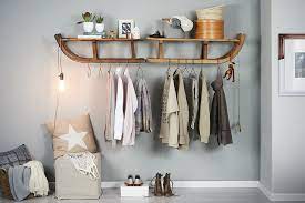 Eine garderobe muss sowohl praktisch als auch optisch ansprechend sein. Garderobe Aus Schlitten Oder Skiern Diy Academy