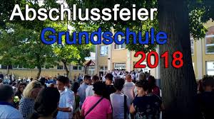 Zu diesem anlass kann man eine abschlussfeier oder eine klassenfahrt veranstalten, ein klassenfest organisieren oder andere dinge gemeinsam unternehmen. Abschlussfeier Grundschule 2018 In Ungarn Achte Klasse Graduation Full Hd 1080p Youtube